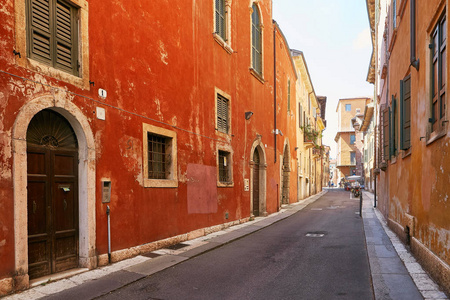 意大利维罗纳2017年8月17日 维罗纳的狭窄街道高活力建筑门面
