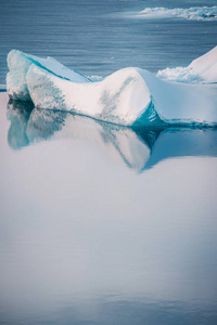 流行冰川泻湖的冬季风景视图与许多小冰山Jokulsarlon, 东部冰岛