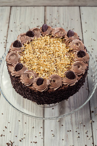 黑巧克力素食蛋糕用糖果和坚果在木 backgr