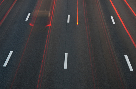 在夜间道路上交通繁忙