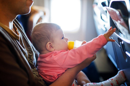 父亲在飞行上飞机去度假期间举行他的宝贝女儿