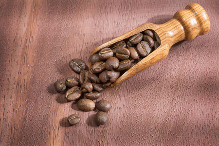 在木质背景下烘焙咖啡咖啡