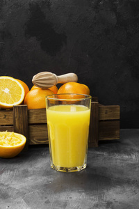 桔子和新鲜橙汁在黑色背景