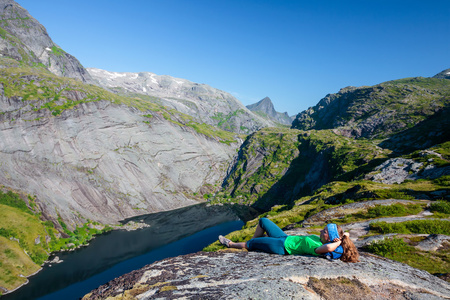 女人在挪威山上要休息一下