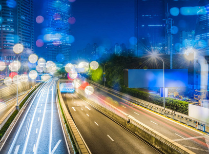 路上的红绿灯步道晚上模糊在中国