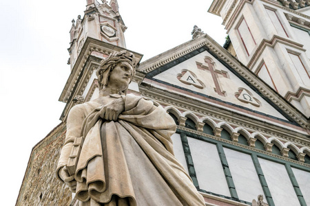 但丁但丁的雕像坐落在圣十字教堂广场, 旁边的圣十字教堂, 佛罗伦萨, 意大利