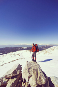 冬天在山里，有一个背包徒步旅行