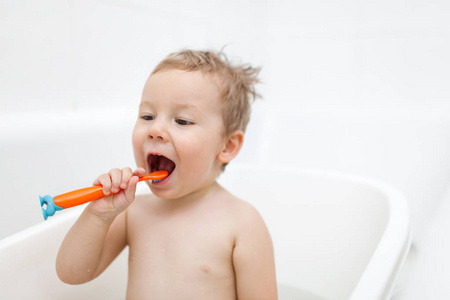 可爱的孩子学习如何刷牙