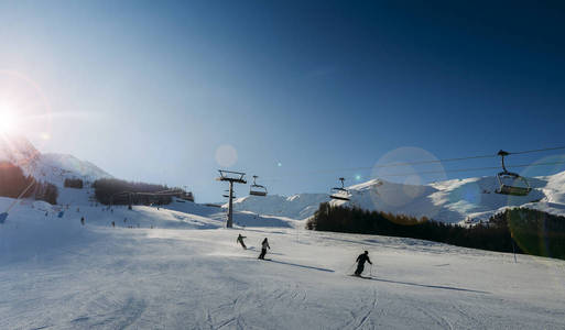 不明滑雪胜地, 皮拉, 意大利山谷, chairlift 和山脉背景和复制空间