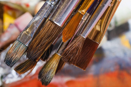 艺术家油漆画笔在木质背景上