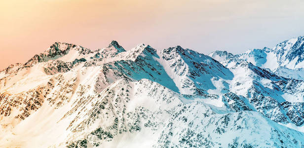 多彩的高山全景。白雪皑皑的山峰