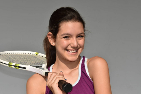 快乐微笑的青少年女子网球运动员