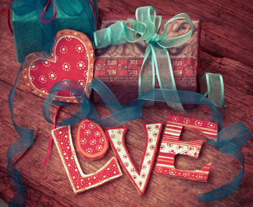 礼品盒和心与爱的标志