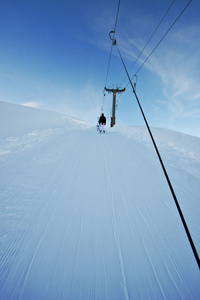 在山中滑雪缆车