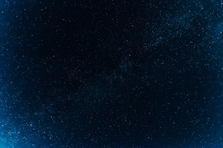 银河系与许多明亮的星星在深蓝色背景上