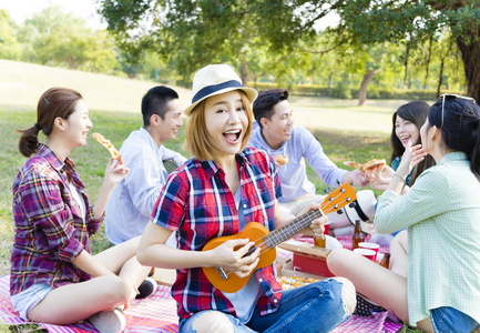 快乐年轻组享受野餐聚会