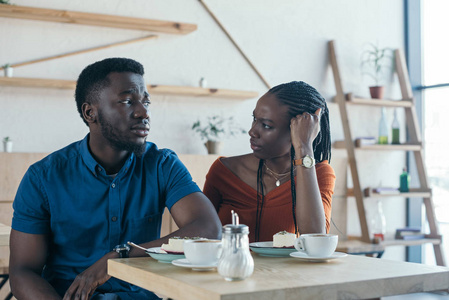 侮辱非洲裔美国人坐在餐桌上与女友在咖啡馆