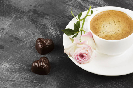 咖啡在一个白色的杯子, 粉红色的玫瑰和巧克力