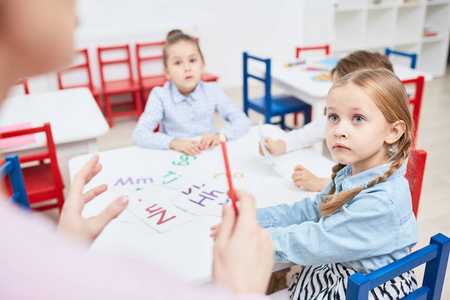 注意 lementary 女学生在英语课上听老师讲解