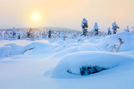 极地阳光灿烂的冬天景观闪闪发光的雪和大的雪堆