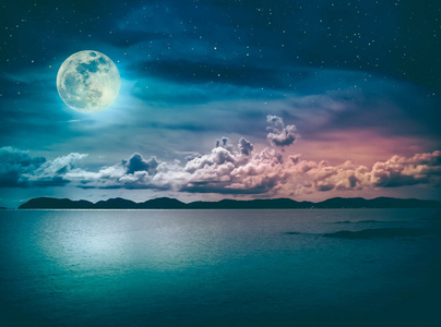 天空的景观与满月的海景到晚上。宁静自然背景