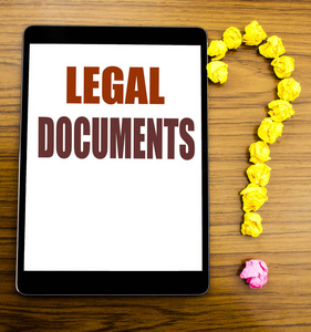 手写公告文本, 显示法律文档。在办公桌上有木制背景的片剂上写的合同文件的业务概念