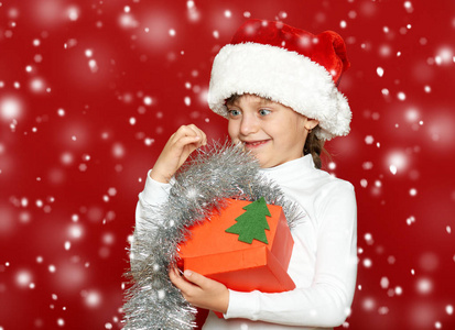 礼品盒上红色，圣诞假日概念与女孩儿童肖像