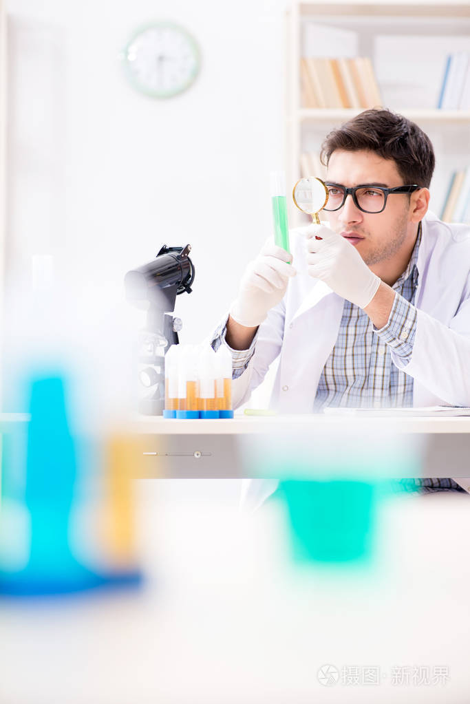 化学学生在课堂活性做化学实验
