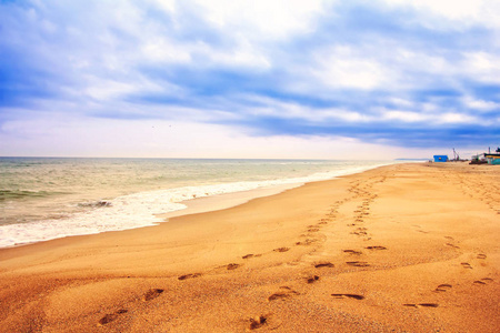 海滩脚印在沙滩