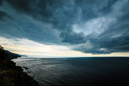 暴风雨来临在的里雅斯特海湾