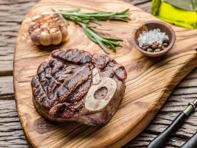 与上一个木制托盘的香料牛肉牛排