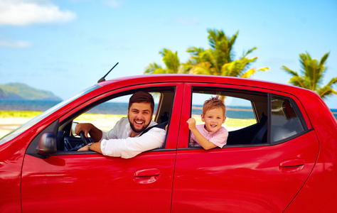 快乐的父亲和儿子在汽车行驶时在放暑假