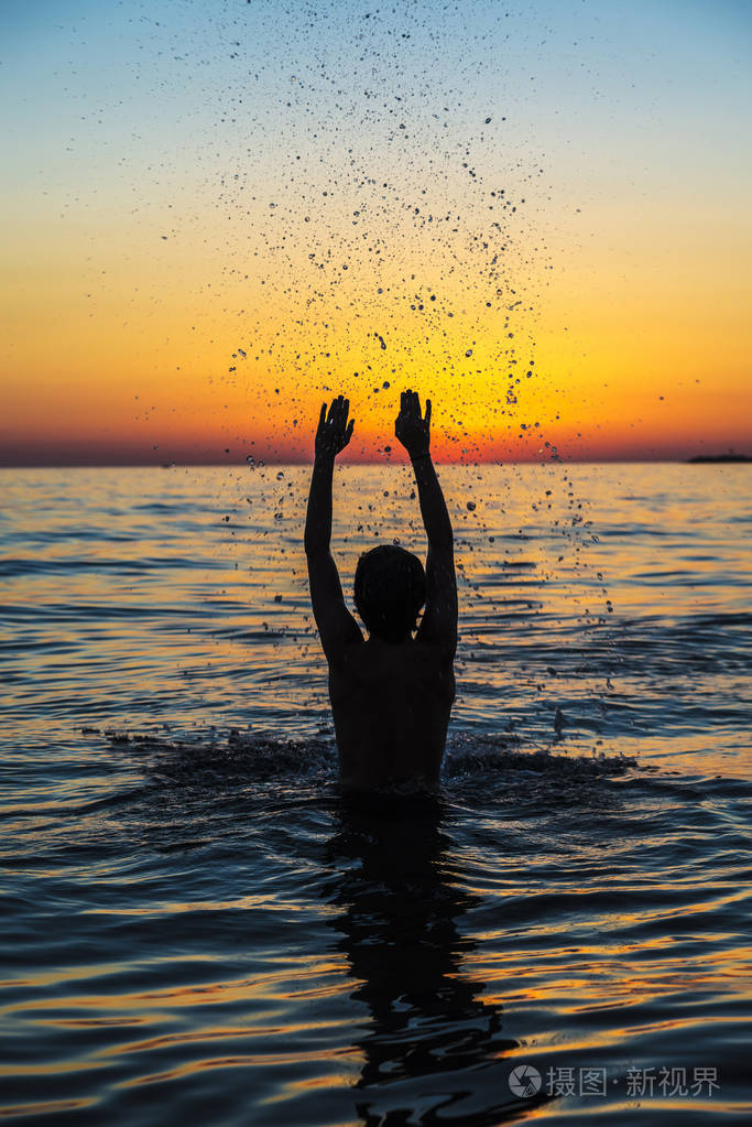 在西西里日落时分在海边沐浴的少年男孩
