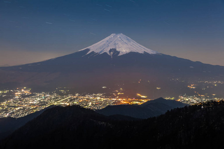 从日本山 Mitsutoge 的山顶上看, 富士山和吉田镇
