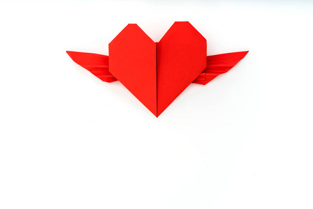 翅膀装在白色背景上的红纸折纸心