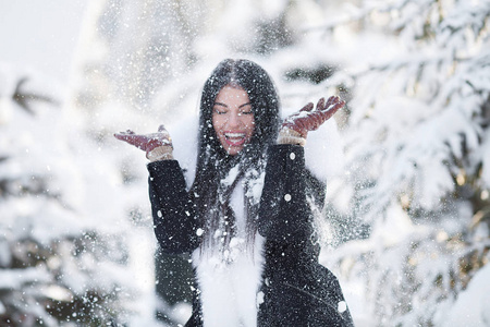 一个年轻的女人玩雪