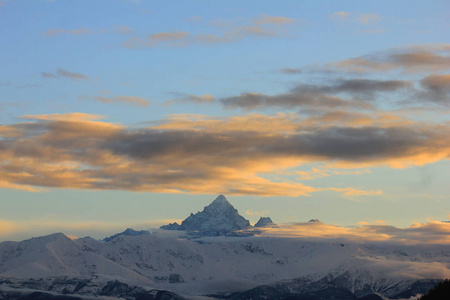 Monviso 山的全景雪