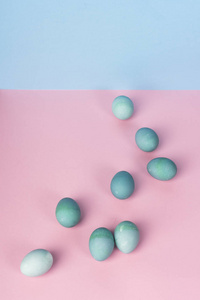 几个不同的色调蓝色鸡蛋的几何粉红色和蓝光