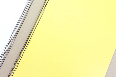 黄色笔记书盖子和棕色笔记书在白色背景