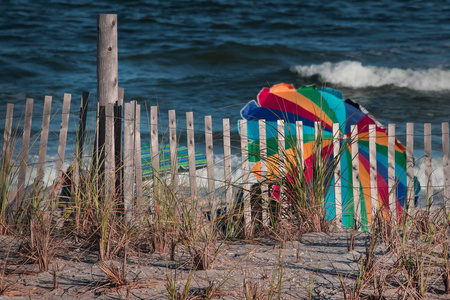 海滩场景与五颜六色的雨伞