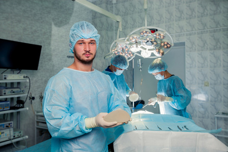 外科医生团队在手术室的工作。隆胸