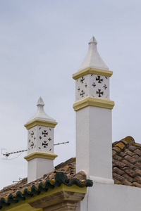 葡萄牙建筑中棕瓦屋顶上典型的烟囱