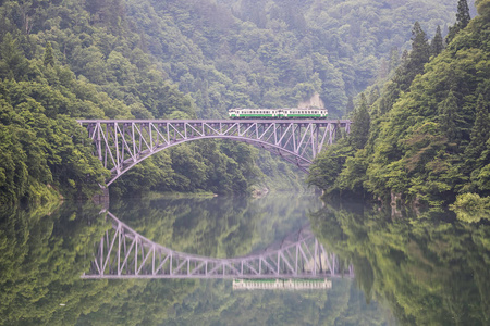 日本福岛只见铁路线和只见河图片