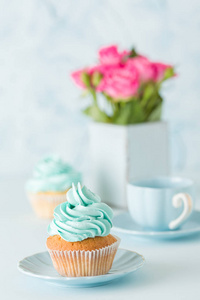 蓝色柔和的横幅与装饰的蛋糕, 杯咖啡与牛奶和花束粉红色玫瑰
