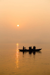 印度瓦拉纳西恒河的日出图片