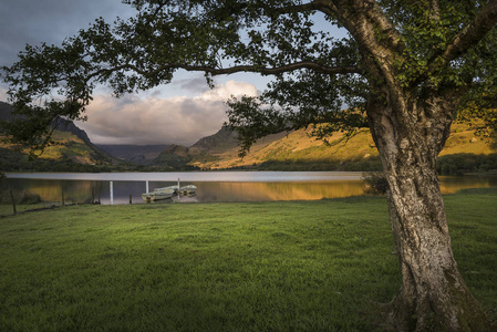 斯诺登尼亚 Llyn Nantlle 划船的景观意象