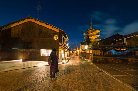 日本京都日落八坂塔和 Sannen 扎卡街的游客
