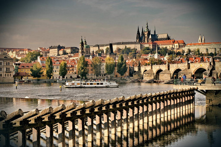 查看在老布拉格和伏尔塔瓦河河与布拉格城堡在山顶上