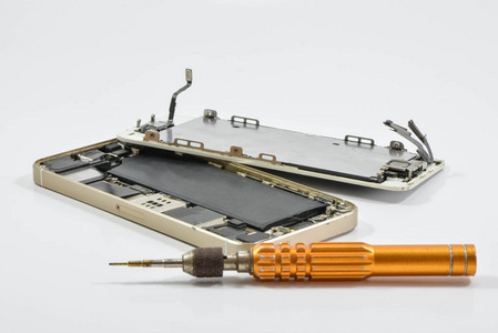 破碎的手机和白色屏幕上的修复工具