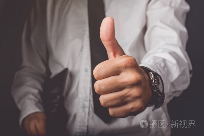 商人打手势竖起大拇指标志